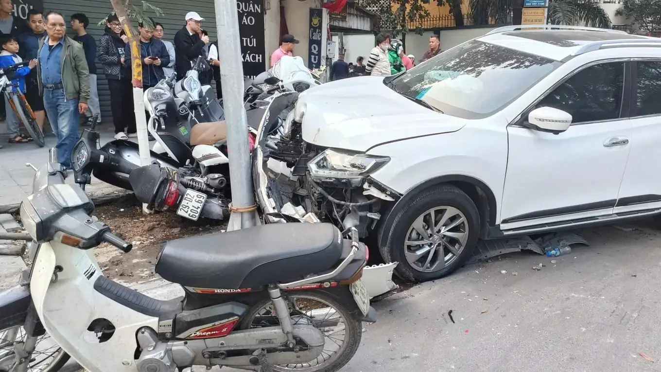 Nữ tài xế ô tô tông liên hoàn nhiều xe máy ở Hà Nội